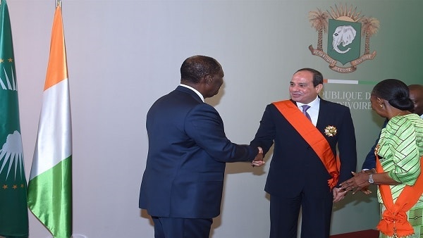 الرئيس عبدالفتاح السيسي تقليد سيادتة وسام الاستحقاق الوطني في كوت ديفوار