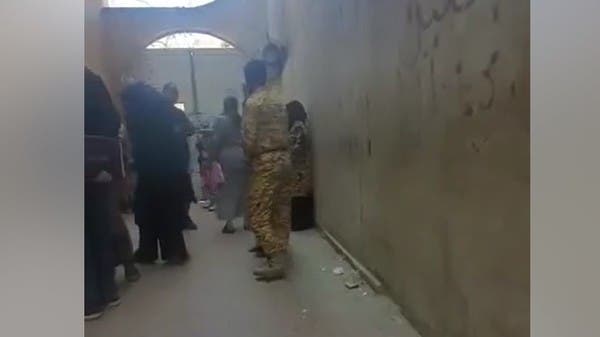 فيديو.. أكاديمية يمنية تواجه مسلحين حوثيين اقتحموا منزلها