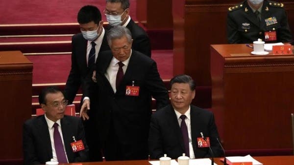 اقتياد رئيس الصين السابق خارج حفل ختام مؤتمر الحزب الحاكم.. وهذه الأسباب