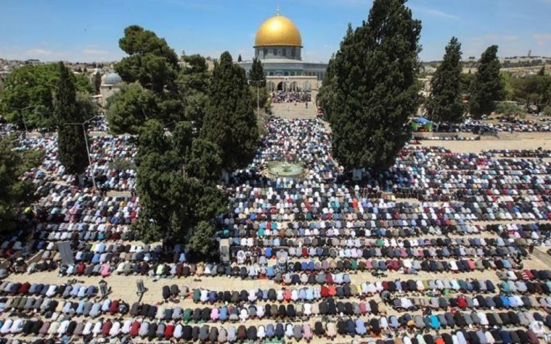 80 ألف فلسطيني يؤدون صلاة الجمعة بالمسجد “الأقصى” رغم القيود الإسرائيلية . الجمال نيوز