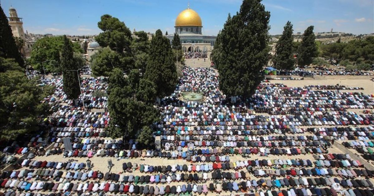 80 ألف فلسطيني يؤدون صلاة الجمعة بالمسجد "الأقصى" رغم القيود الإسرائيلية . الجمال نيوز