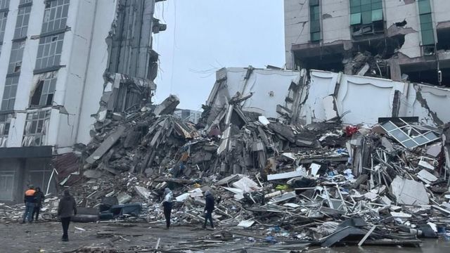 زلزال تركيا.. مبنى يسقط على سائق حفار في أنطاكيا (فيديو)