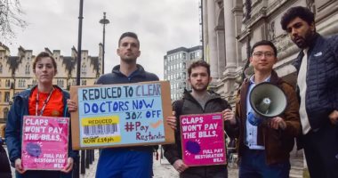 أخبار سياسية – جارديان: الاستشاريون فى مستشفيات إنجلترا يعلنون إضرابين جديدين فى أغسطس