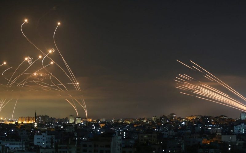 رشقات صـاروخية بالمئات تضرب مستوطنات غلاف غزة وتل أبيب . الجمال نيوز