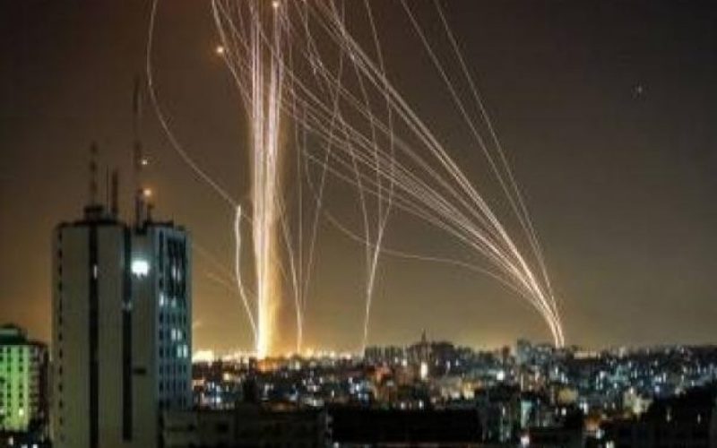 ردًا على الغارات الإسرائيلية.. حـ مـ ا ـ س تقصف تل أبيب برشقة صاروخية . الجمال نيوز