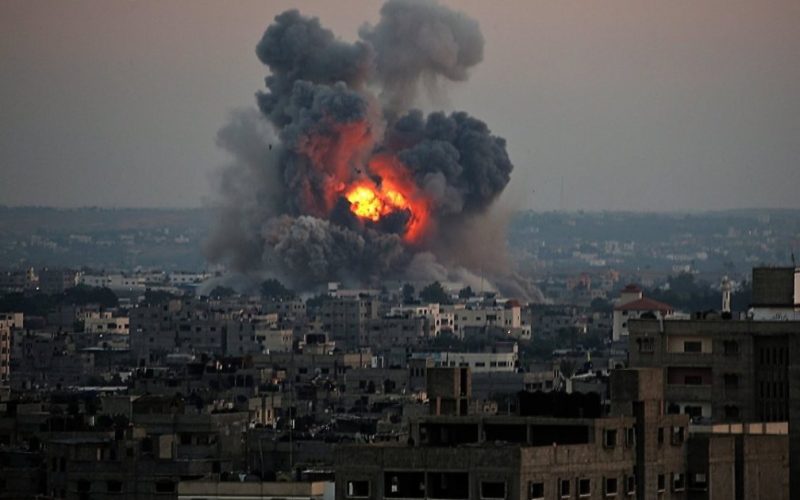 "دمار كبير في المكان".. آثار القصف الإسرائيلي الكثيف على قطاع غزة