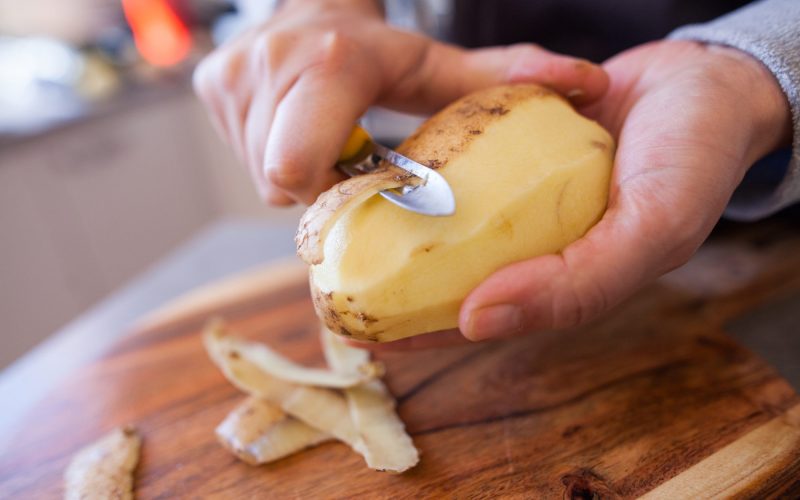 قشر البطاطس السر الطبيعي لبشرة صحية وجذابة بدون تكاليف – الجمال نيوز